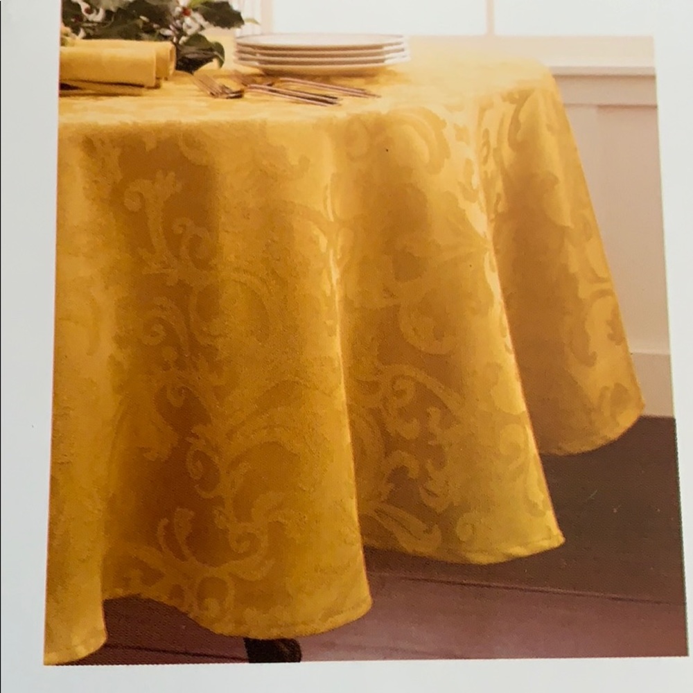 NWT 70 in Round Gold Damask Tablecloth